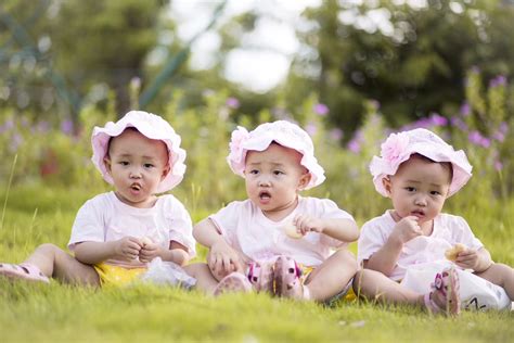 宋家三胞胎近照：大韩和万岁日渐清秀，民国告别可爱|民国|三胞胎|万岁_新浪新闻