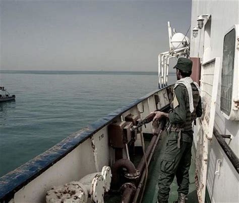 美海军航母战斗群在伊朗海域巡航来加强同盟的合作关系并威慑伊朗__凤凰网