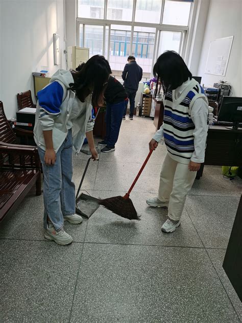 周口师范学院青年志愿者协会举办雷锋月校园清扫活动