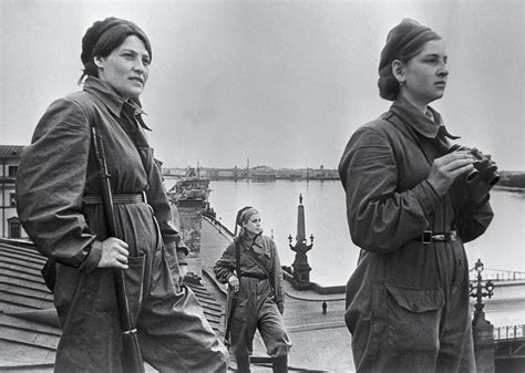 二战期间，为何苏联女兵穿着裙子都要上阵杀敌？