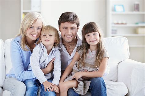 个有两个孩子的幸福家庭高清图片下载-正版图片300022307-摄图网