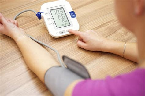 高压概念男人在家里用监视器测量血压高清图片下载-正版图片505901890-摄图网