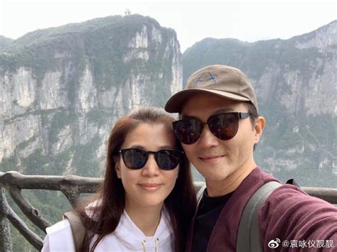 张智霖晒与老婆袁咏仪在机场的合照，并配文：“在机场