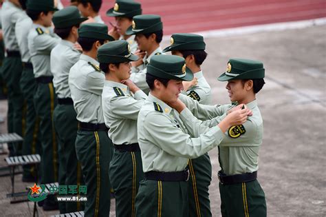 公安边防部队2017年入警大学生举行授衔仪式_军事_中国网