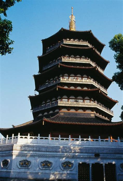 雷峰塔，尺度雄伟构造杰出，具有极高的艺术价值和历史文化价值