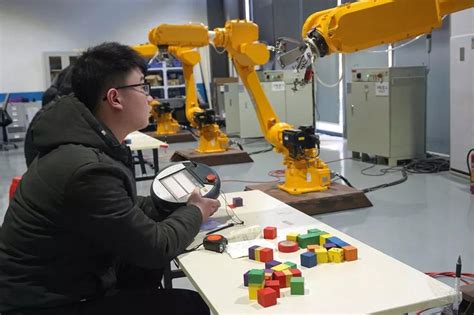 工业机器人培训|认真的，中央发话要提高技术工人待遇了！