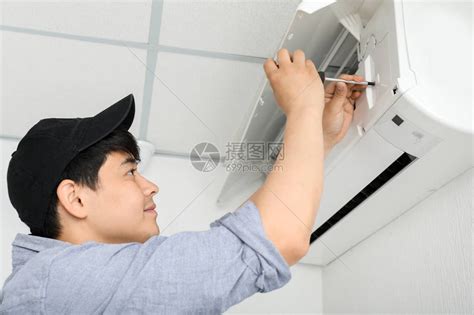 室内空调机电修高清图片下载-正版图片503874835-摄图网