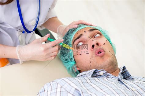 整形外科医生准备在人脸上进行手术高清摄影大图-千库网