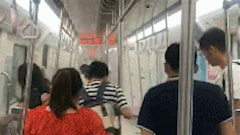 今早广州地铁一车厢突然冒烟，乘客被紧急疏散！_手机新浪网
