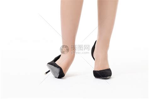 细跟高跟鞋让你的身段显得曲线婀娜，穿上大长腿尽显_凤凰网