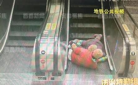 上海地铁男子突然头面朝下摔倒 一地鲜血(图)|地铁_新浪新闻