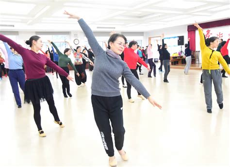 博园社区老年学习苑开展成人舞蹈活动