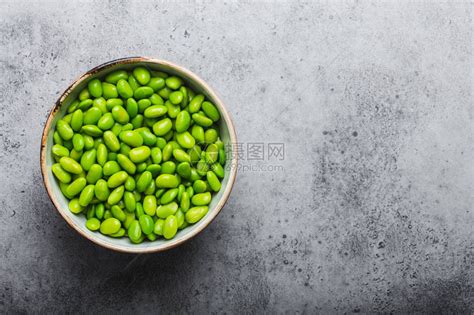 没有豆荚的新鲜成熟的绿色毛豆在灰色的石头背景上的碗里高清图片下载-正版图片506032991-摄图网