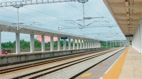 北京始发列车抵达郑州东站，站台上已无积水_京报网