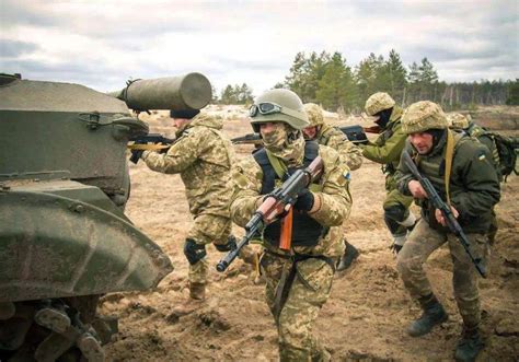 俄乌冲突持续 实拍乌克兰前线军人_凤凰网