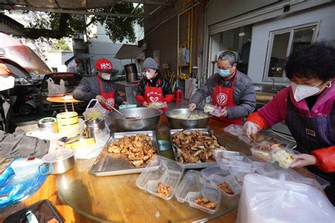 温州龙湾：一份快餐温暖一座城 四家公益团队为百名医护人员提供爱心餐
