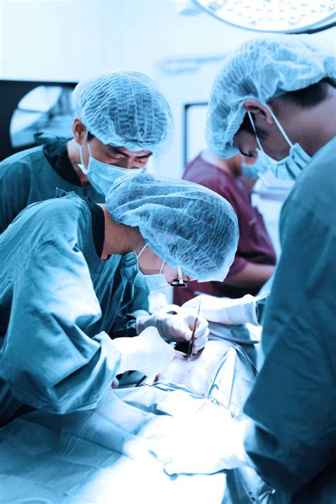 外科医生戴着增强现实眼镜在技术先进的医院进行最先进的手术。医生和助手在手术室共同工作。视频素材_ID:VCG42N959572986-VCG.COM