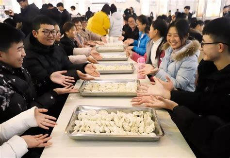 教育科学学院组织学生开展冬至送温暖包饺子活动
