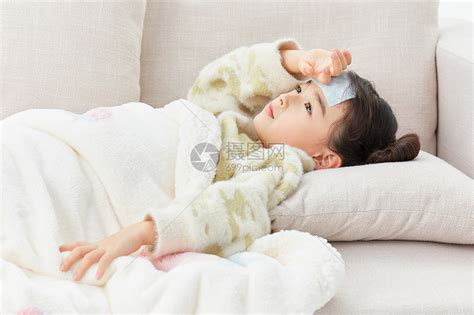 小女孩高烧躺在沙发上休息高清图片下载-正版图片501556096-摄图网