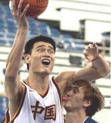 中国球员姚明4张搞笑图片，笑的我都笑出了猪的声音