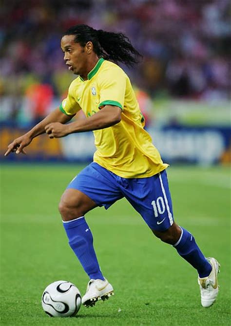1980年3月21日巴西著名足球明星罗纳尔迪尼奥出生 - 历史上的今天