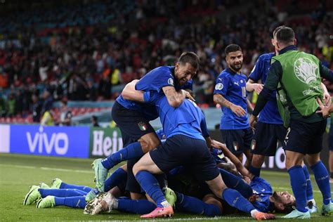 欧洲杯1/8决赛第二日丹麦4-0大胜威尔士_东方体育