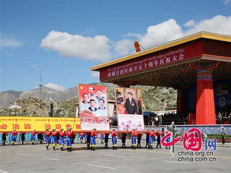 西藏自治区成立50周年群众游行活动今天在拉萨布达拉宫广场举行。图为国徽方队经过主席台前。人民网记者 赵纲摄