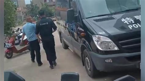 武汉警方通报45岁男子在居民区持刀伤3人，已被抓获归案_凤凰网视频_凤凰网