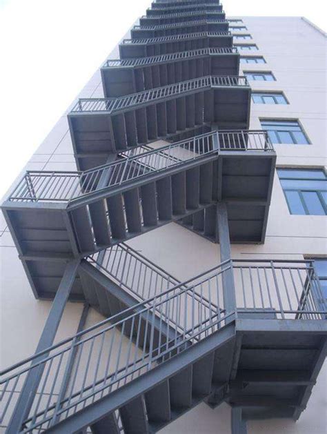 多段式钢结构板式弧形楼梯_西安七彩龙装饰工程有限公司