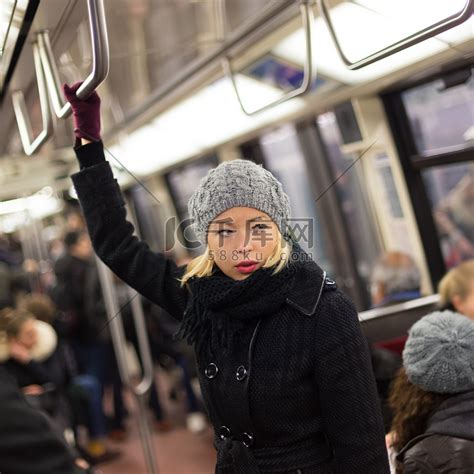 地铁上的女人。高清摄影大图-千库网