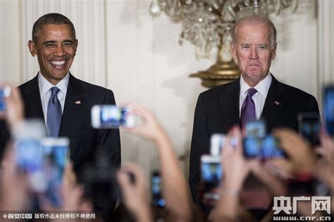 奥巴马与拜登出席白宫宴会 搂肩合影“羞涩”而笑_国际新闻_环球网