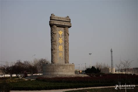 实拍龙乡濮阳一著名建筑龙碑，高12米，重达500吨，进出城可见