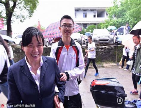 常德男孩高考707分，湖南文科高考状元，抱着母亲遗像去清华报到 - 地球村民网