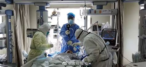 我校附属岳阳中西医结合医院王振伟在上海抗击新冠肺炎疫情先进事迹报告会上作专题报告