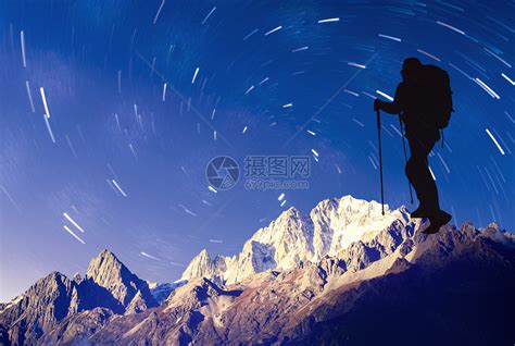 运动活顶峰探险旅行户外在自然漫步期间站着放松一下的人在大自然登山期间人们站在户外休息高清图片下载-正版图片307653790-摄图网