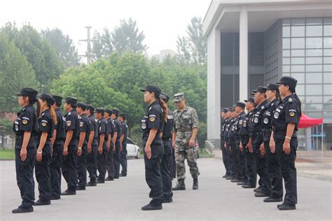 我校九龙湖校园保安队伍接受军事化训练