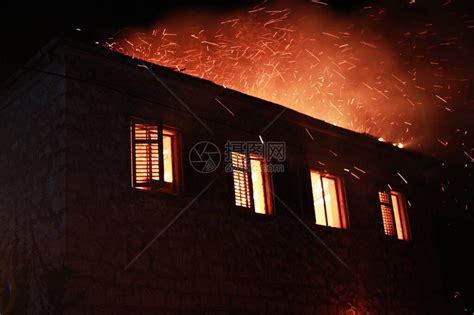 房子在大火中烧毁高清图片下载-正版图片506641108-摄图网