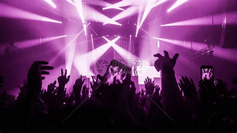 快乐的人在夜总会DJ派对音乐会上跳舞高清图片下载-正版图片507491939-摄图网