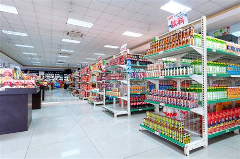 消费者在华东南昌的一家进口超市购买来自世界各地的商品高清图片下载-正版图片504594349-摄图网