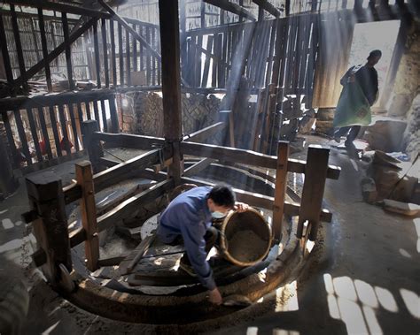 源起1368的古窖池如何酿出五粮液——记者走进五粮液老作坊感受顶尖酿造技艺_中华网