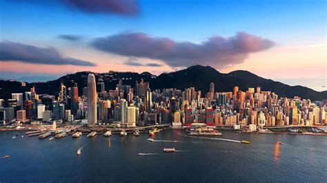 老照片：80年代的繁华香港，港口停满私人游艇，到处是摩天大厦|摩天大厦|私人游艇|港口_新浪新闻