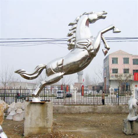 不锈钢马雕塑
