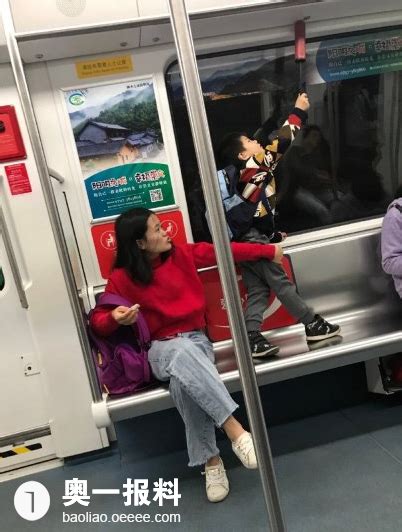 娃在地铁座位上乱踩玩耍，这位家长不管管吗？_报料_民声汇_奥一报料_南都报系综合报料平台
