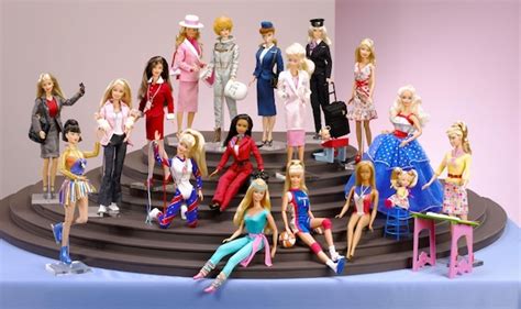 历史上的今天3月9日_1959年世界最畅销的娃娃玩具芭比娃娃在美国纽约的一个玩具展上首次亮相。