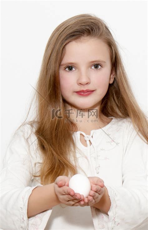 手里拿着鸡蛋的女孩高清摄影大图-千库网