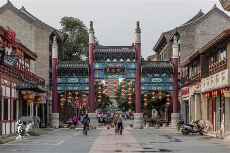 辽宁朝阳“慕容街”，连接南塔和北塔之间的文化商业街