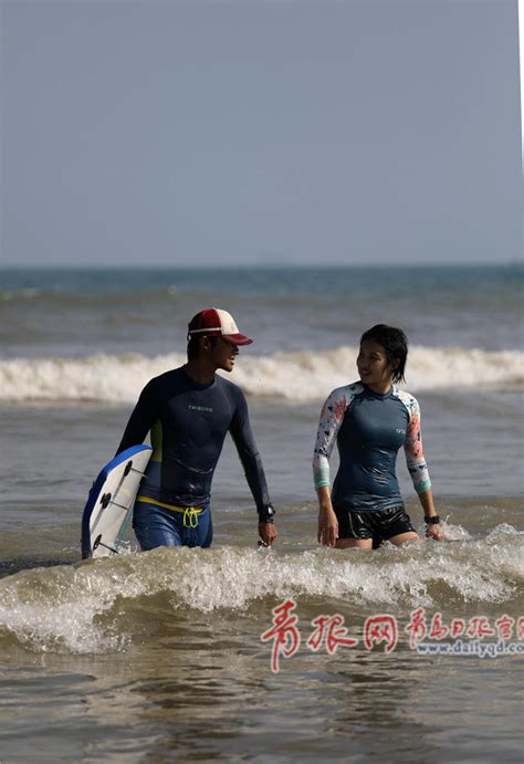 青岛2名游客被海浪卷走，其中一人已上岸后又被冲走，视频记录下揪心过程