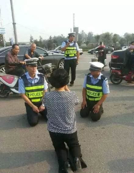 河北涉嫌酒驾司机老母跪地求情 交警对跪耐心解释-搜狐新闻