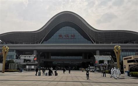 武汉火车站：等待离开的与继续坚守的_手机新浪网
