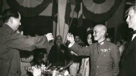 1945年苏联与国民党签订条约，并督促延安赴重庆谈判